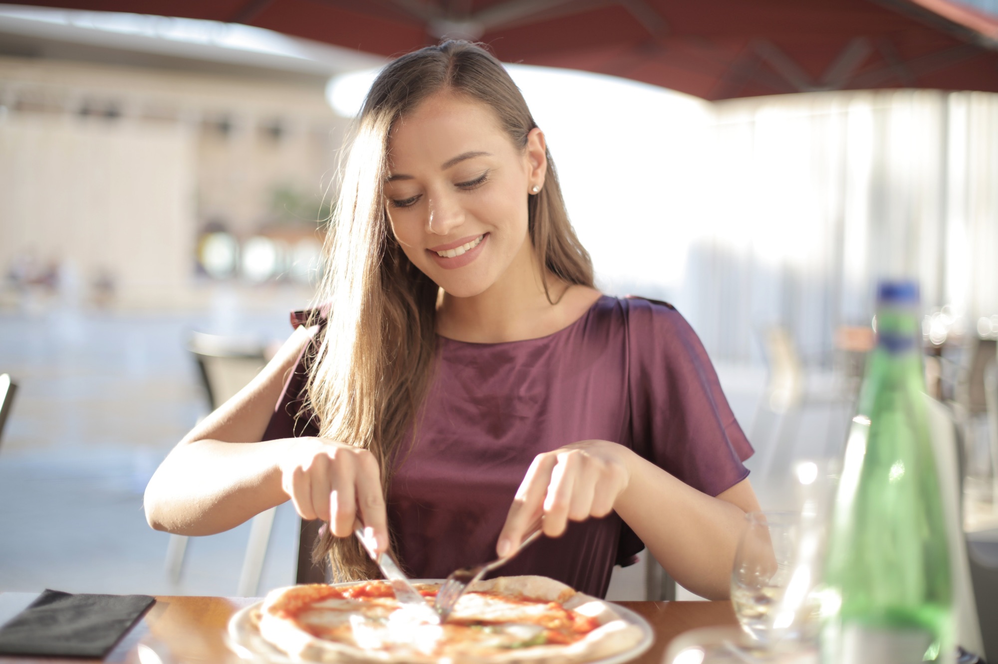 Dieta ma wpływ - na zdjęciu osoba jedząca pizzę