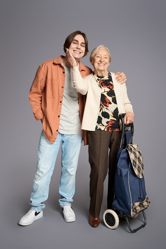 Teresa Godlewska (babcia) i Piotr Zuba – bohaterowie serii video Act jak Babcia.